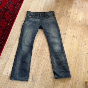 Diesel zatiny - Super feta diesel jeans i storlek W 33 L 32 De är lite utsvänga längs ned men inte jätte mycket  De är lite slitage men jag tycker bara att de ser snyggare ut då de blir en vintage look på de  Tveka inte att fråga efter fler bilder 
