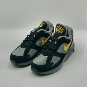 Air Max 180 ’Wheat Gold’ - Helt nya - ej använda, med kartong + extra snöre. Kan köpas på GOAT (billigaste stället) nu för 2500kr + avgifter på 500kr.