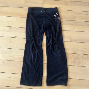Juicy couture byxor - Säljer vintage juicy couture byxor. Helt ok skick men snören saknas. Skriv om ni har frågor 💕