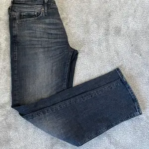 Jack & Jones jeans skick 10/10 användna ca 3 gånger och 800kr ny pris, Skriv i pm för fler bilder. Kan också gå ner i pris vid snabb affär.