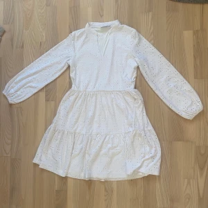 Klänning  - Säljer denna jötte fin vita sommarklänningen ifrån vila i storlek s använd 1 gång bara , nypris 500kr💗perfekt till sommaren 