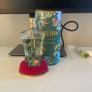 JPG Paradise Garden - Hej, säljer nu denna väldigt unika parfym som luktar fräscht, lite sött, coconut och grönt🥥🌴En perfekt sommarparfym ! Det finns ca kvar 65 ml av 75! Köpt för ca 1100 på kicks. Hör av er vid frågor. STEAL