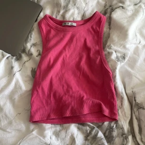 Topp - Rosa topp från zara, användt några gånger, inga defekter alls💓bara att skriva om fler bilder önskas!