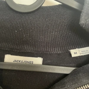 Half Zip - Bra skick 9/10, säljer på grund av för liten. Skriv vid funderingar eller pris. Nypris 600