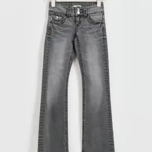  Säljer dessa gråa bootcut jeans från Gina Young.  Har endast använt dem en gång och säljer då de är lite för stora för mig  Skriv  privat för egna bilder 💓💓