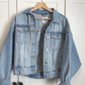 Jeans jacka - Jeansjacka från zara, inga defekter. Skriv om fler bilder såklart!! (Lånad bild)