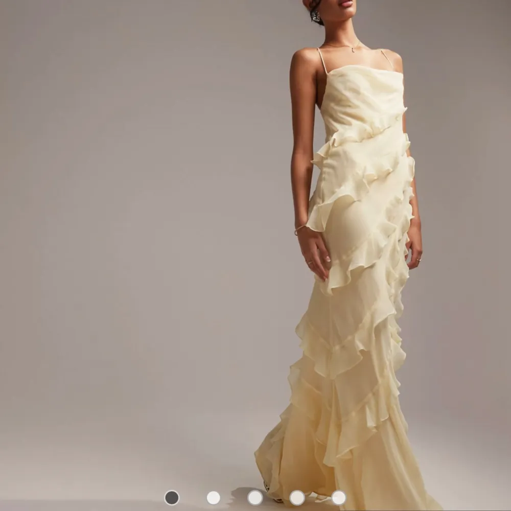 Superfin klänning som passar perfekt som balklänning. Strl 42 men passar mig dom har s/m och är 172 lång❤️. Klänningar.
