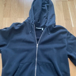 Zip hoodie  - Zip hoodie från weekday, bra skick 8/10 väldigt snygg och skön i storlek M. Pris kan diskuteras vid snabb affär
