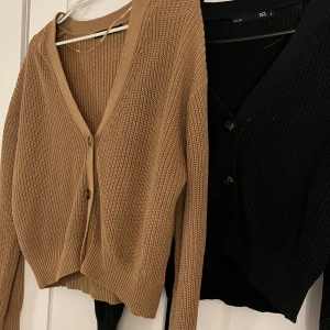 Koftor!  - Säljer dess två stickade koftor från lager 157. 👚Ena storlek S och andra storlek M. 1 för 60, 2 för 150!🌸 Inga defekter förekommer⚠️