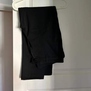 Svarta enkla kostymbyxor. Mjuka och stretchiga med en perfekt passform. I väl använt skick! Storlek W32 L32