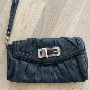 Guess Väska - Guess väska, använd 1 gång som balväska. Rätt sliten men fortfarande fin💗Köpt vintage 