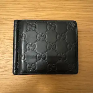Gucci plånbok med sedelklämma Box ingår  Skick 6 (repig) 