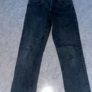 Svarta jeans från zara  Används inte längre  Pris kan diskuteras 