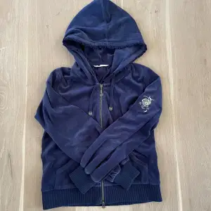 Mörkblå odd Molly hoodie i storlek S. Använd några gånger men har inga defekter. Hoodien är hyfsat tunn så perfekt nu till sommaren. 💙