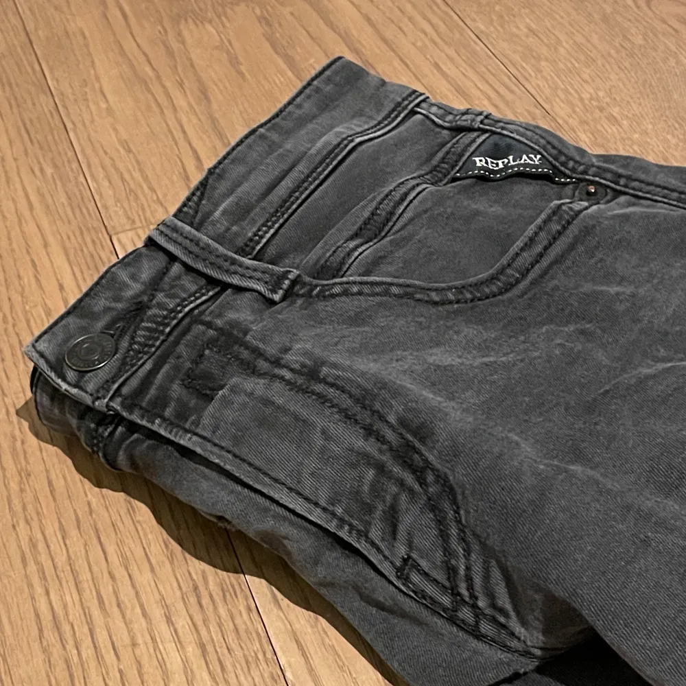 Ett par riktigt feta Replay jeans! Modellen är 173cm lång. Jeansen har storlek 30/32 men har krympt i tvätten så jag skulle säga att de passar mer 29/31. Passar någon som är 160-175. Jeansen är använda men fortfarande i bra skick. Hör av er om frågor. Jeans & Byxor.