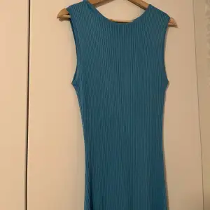 Helt ny och oanvänd klänning i ljuvlig blå färg. Storlek small. Hellång. Rut & Circle. Säljer då det var en överraskning som inte föll i smaken. 