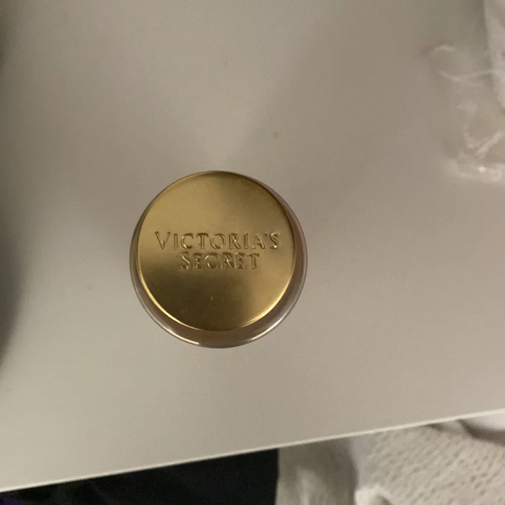 Säljer velvet petals parfymen från Victoria secret (Golden) ny köpt och har inte använts. Köpte den för 299 men buda. . Övrigt.