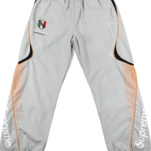 Supreme x Umbro trackpants - Säljer dessa feta Supreme X Umbro trackpantsen. De har en ganska baggy passform och är i 10/10 skick. R3!ps!