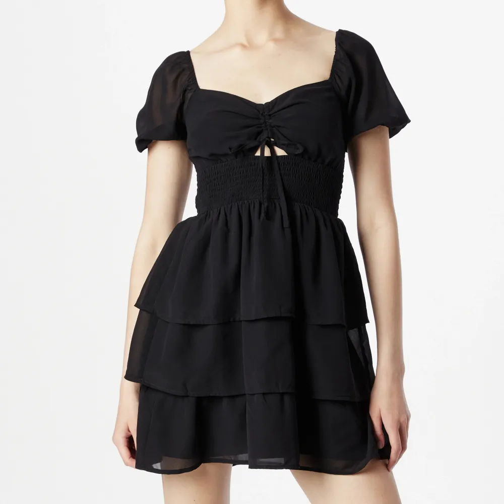 Säljer denna supersöta svarta klänningen från HOLLISTER! Aldrig använd !. Klänningar.
