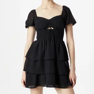 Säljer denna supersöta svarta klänningen från HOLLISTER! Aldrig använd !