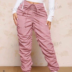 Byxor - 40/42 i storlek.  Den är skön, bra till sommrana Cool. Priset kan vi diskutera.  Har  köpt den från shein och vill sälja den.