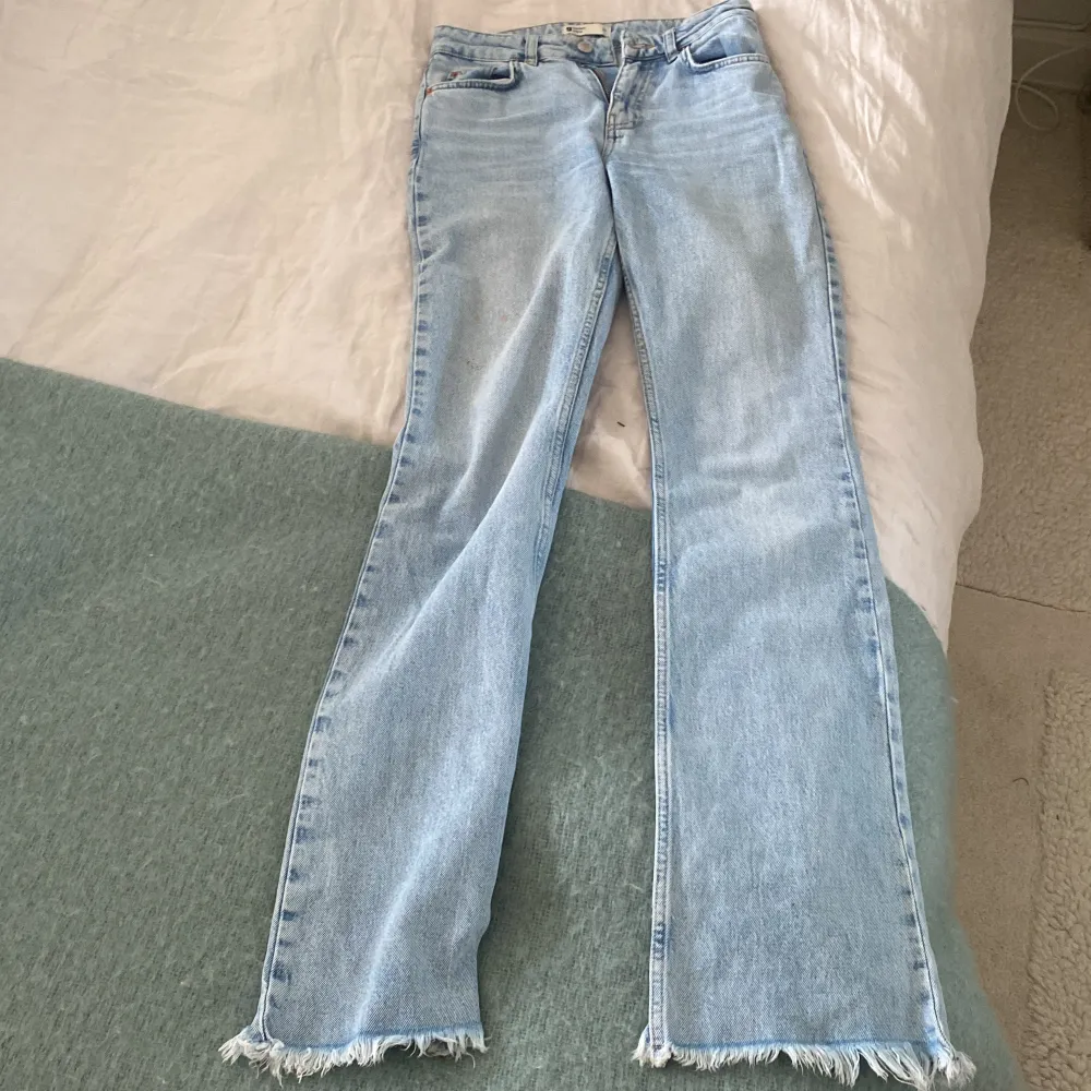 Säljer de här super snygga jeansen från Gina tricot. De är bootcut och i strl 32. Det finns en liten defekt vilket är 2 små sminkfläckar men som ni ser på bilderna så syns de knappt. Skriv för fler frågor eller bilder💕❣️. Jeans & Byxor.