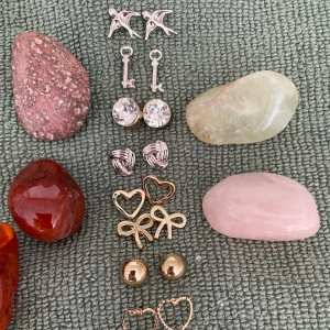 💍SMYCKEN💍 - Smycken i gott skick!  Sett med armband samt halsband.  Örhängen (pluppar) Silver och guld färgade.   Obs! Ej nickelfria