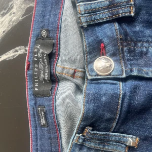 Philipp Plein Jeans - Nyskick, använda en gång. Köpta för 3000kr år 2021 Modellen är rätt slimmad med storlek 32