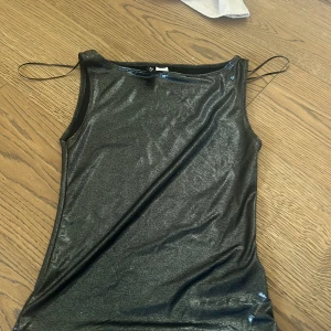 Festtopp ifrån H&M💕 - Jättenajs material och den sitter jöttefint❤️