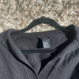 stickad  - säljer en jättefin stickad tröja från lindex strl S. den är i bra skick, använd ca 5 ggr