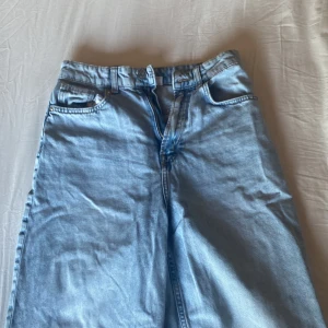 Highwaist baggy jeans  - Säljer dessa snygga baggy highwaist jenas då dom inte kommer till användning längre:)  De är storlek 36 Midjemått : 36  Innerbenslängd: 83