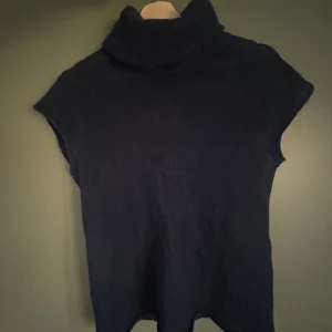 Stickad t-shirt - Världens snyggaste stickade t-shirt i storlek M men skulle säga att den passar XS-M💗 endast använd ett fåtal gånger!💞 skriv för mer information!💗Supersöta klackar i storlek 37💗 säljs då de ej kommer till användning💞aldrig använda av mig, men köpta se