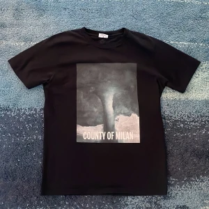 Marcelo Burlon COUNTRY OF MILAN - Tjenare!  Säljer denna asfeta och unika Marcelo Burlon t-shirt i 10/10 skick. Tröjan är märkt som XS men skulle själv säga att den passar S eller till och med M.  Hör av dig om frågor och funderingar!