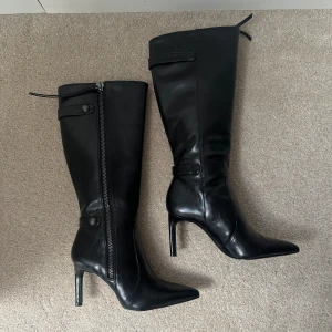 Stövlar  - Säljer dessa superfina stövlar från bershka i storlek 37🩷 endast använda en gång en kort stund, så i stort sett nytt skick!