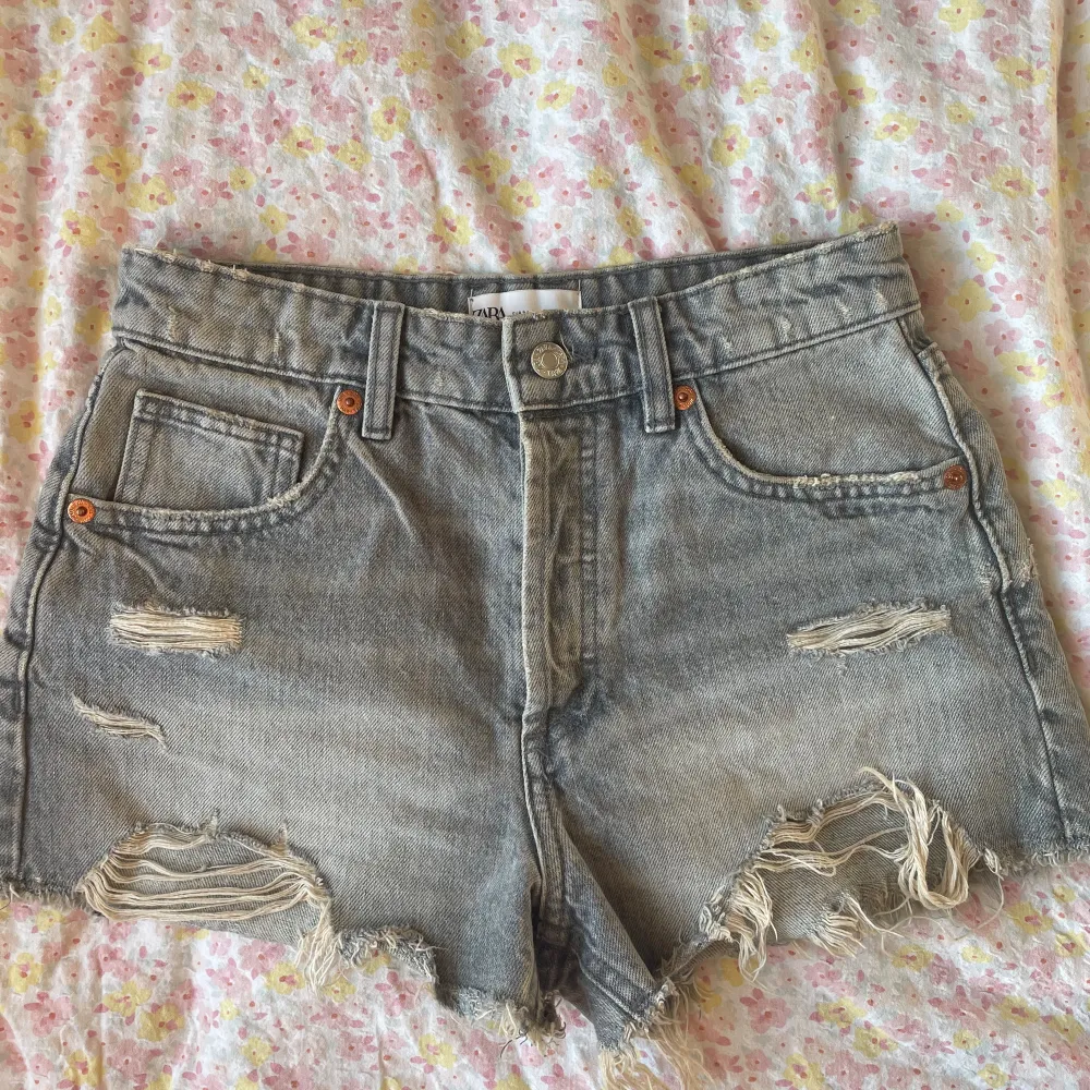 Säljer dessa jeansshorts som jag köpt här på Plick då de inte passade mig! Mycket fint skick❤️. Shorts.