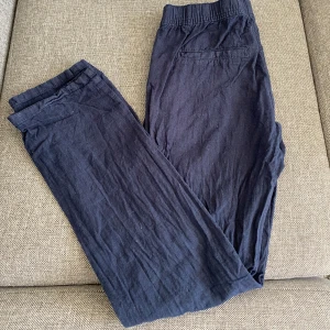 Blå linnebyxor  - Ett par snygga blåa linnebyxor från Jack and Jones. Nypris 599kr säljer för 200. Jag inga defekter. Har av er om ni vill köpa. Pris kan diskuteras. 