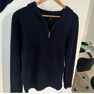 Cashmere hoodie - Säljer du den riktigt sköna stickade full zip hoodien som är i 10/10 skick(endast testad) från märket Lawrence Grey. Nypris på dessa ca 1800, men jag säljer den för 899!!. Skriv gärna vid funderingar!!