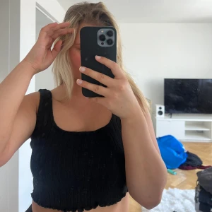 Topp - Säljer denna toppen då den ej kommer till användning. I storlek S och i bra skick. Pris: 5 kr 