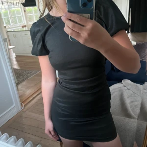 Svart klänning🤍 - Använd en gång men tycker den är lite för liten för mig, kommer därmed aldrig till användning…🤩  Säljs inte online längre tror jag