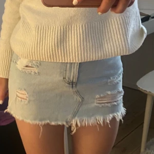 Jeanskjol - Säljer denna jättesnygga jeanskjol då den har blivit förliten. Passar xs/s! Midjemåttet är 34cm rakt över. Perfekt nu till sommaren🩵☀️