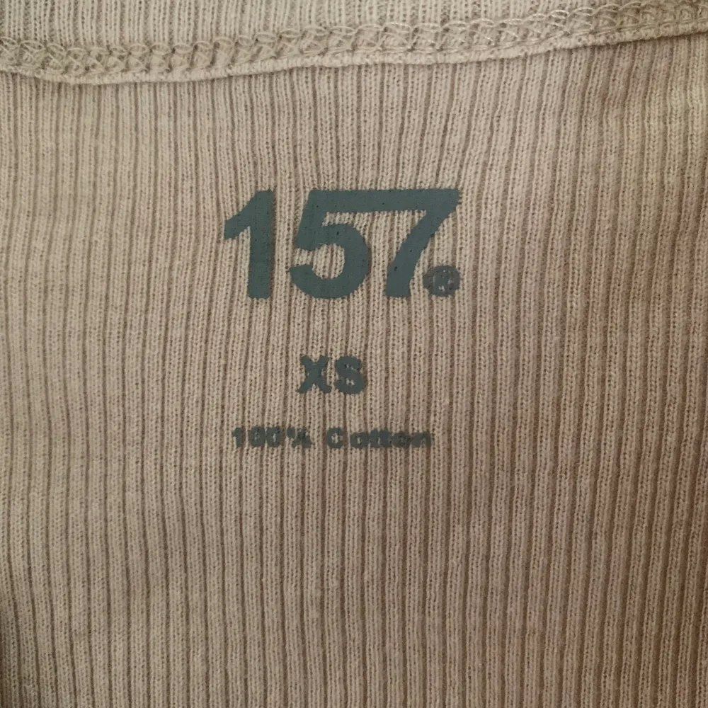 Beiget linne från lager 157 aldrig använt, lite för stort fortfarande och kommer nog aldrig använda. Köpte jätte länge sen och vet inte vad det kostade när jag köpte det.. Toppar.