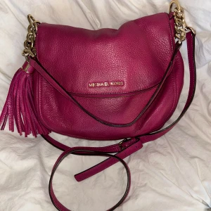 Michael Kors handväska - Så snygg här till sommaren, inte anvönd spec mkt så nu säljes den vidare. Väskan är cerise rosa
