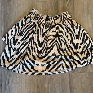 mönstrad kjol - använd fåtal gånger , normal i storlek