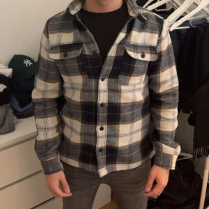 Jacka - Overshirt/jacka från Selected/Homme i storlek S. Inte kommit till användning och därav i bra skick. 