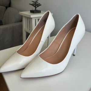 Vita klackskor - vita pumps i storlek 41 (26cm). så fint skick (köpta på vinted) men tyvärr lite för stora för mig. perfekta nu till sommaren och student/skolavslutning