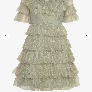 Säljer min gröna by malina klänning! Använd ändast en gång💕super söt😍inga defekter💕