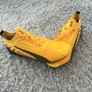 PUMA One 20.1 SG Spark - Gul/Svart/Orange - Har använt dom 1 gång för 2 år sedan. Efter den gången så hamnade dom på hyllar eftersom dom var för stora för mig. Bra skick med en lite skråma på vänster dojan (visas på bild). Både Konstgräs och naturgräs. Köpt för 1989kr Pris kan diskuteras!