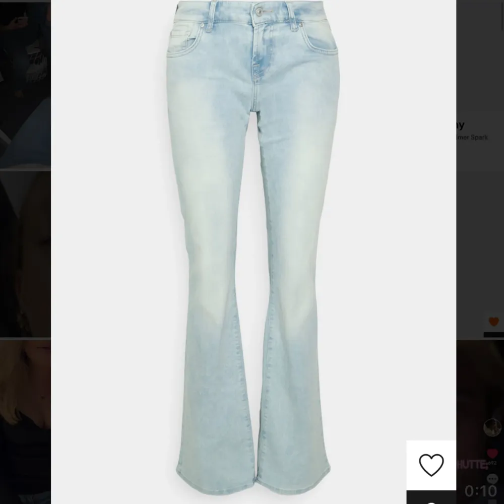 Säljer dessa jeans som ja köpte i slutet av april, slutsålda i denna storlek men kände att jsg inte passade i dem, väldigt populära skriv vid funderingar ❤️. Jeans & Byxor.