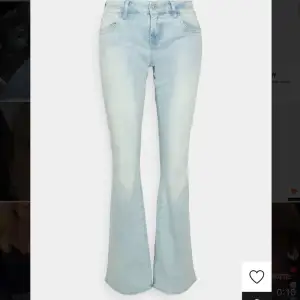 Säljer dessa jeans som ja köpte i slutet av april, slutsålda i denna storlek men kände att jsg inte passade i dem, väldigt populära skriv vid funderingar ❤️