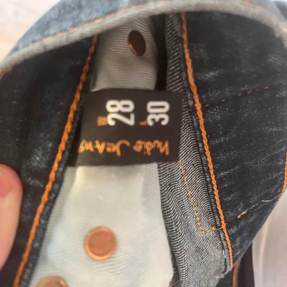 Hej säljer  ett par Nudie jeans som är sparsamt använda och nypris ligger runt 1599. Byxorns sitter slim straight och skulle säga att waist passar upp mot W30. Hör av er vid eventuella byten eller köp!!. Jeans & Byxor.